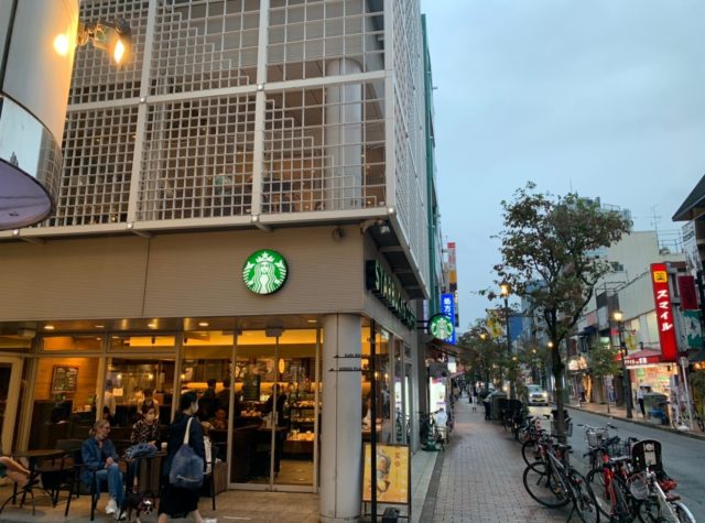 スターバックスを通過